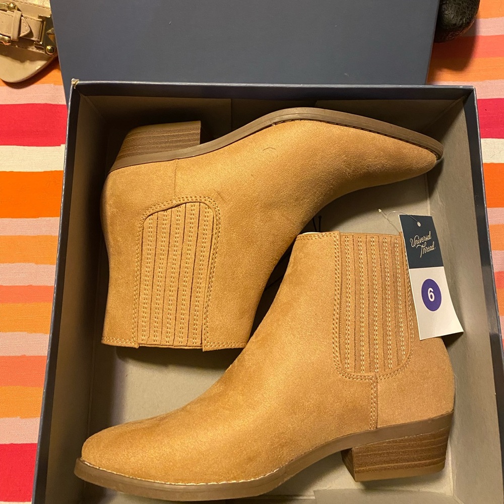 Women’s boots new in box